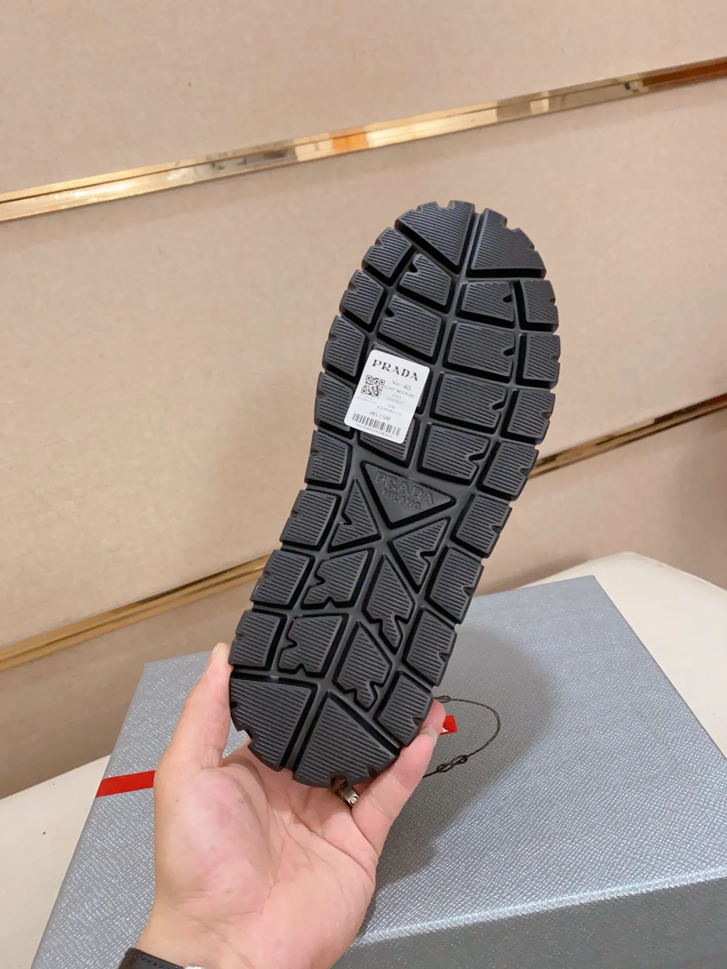 Men's shoes 💰 580💰 ✔️✔️✔️Higher version High-quality new PRADA (Prada) counters are launched simultaneously. The new men's shoes and 😘 fabrics are made of high-tech glue-spraying technology. Lining: Full cowhide lining. 👍🏿 High-end ☄️ Air-cushion molded anti-slip foam outsole, exquisite lines, simple and elegant, comfortable and high-end for leisure travel. Code number: 38 to 44 (45 can be customized and cannot be returned or exchanged)